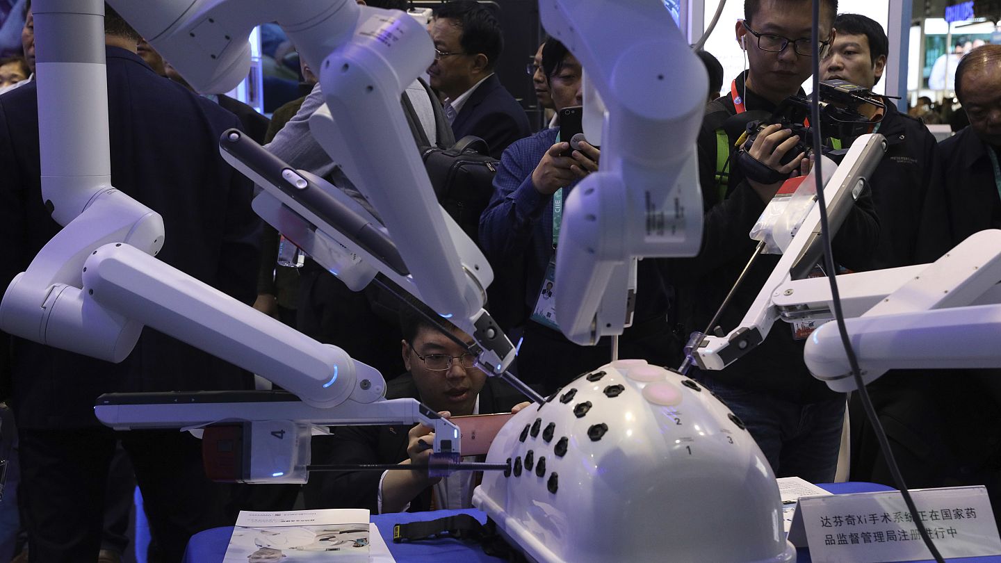 روبوت محلي صيني يشارك في إجراء عملية جراحية لطفل