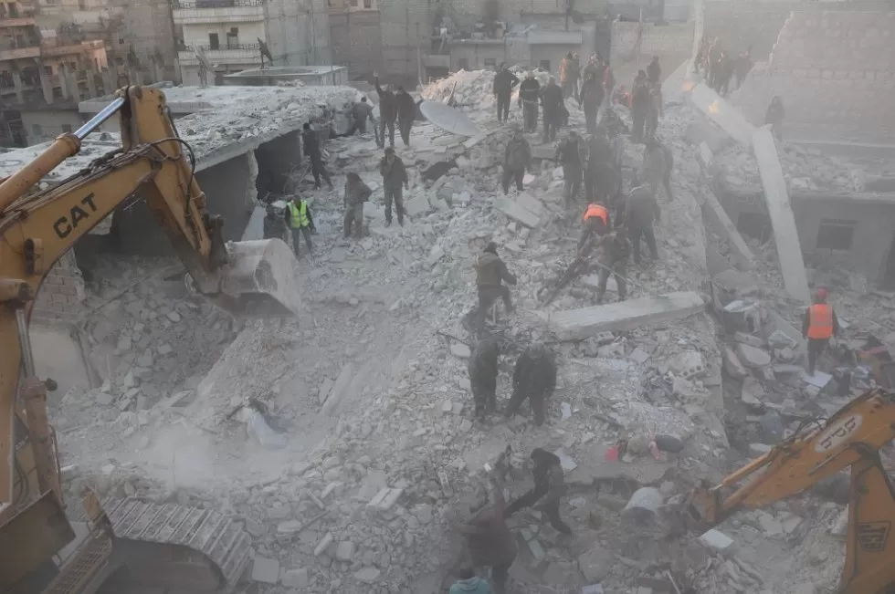 10 وفيات في انهيار مبنى سكني بحلب