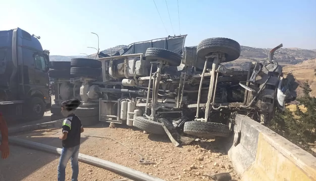 مصدر امني: لا إصابات بتدهور مركبة شحن على طريق العدسية