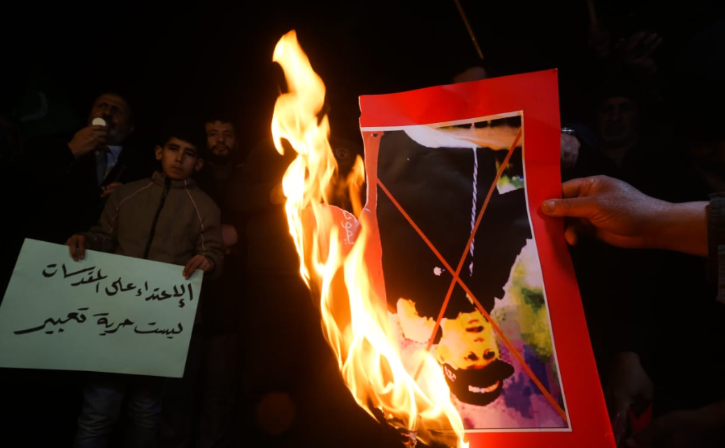 عمان.. أردنيون يحرقون صور راسموس بالودان أمام السفارة السويدية