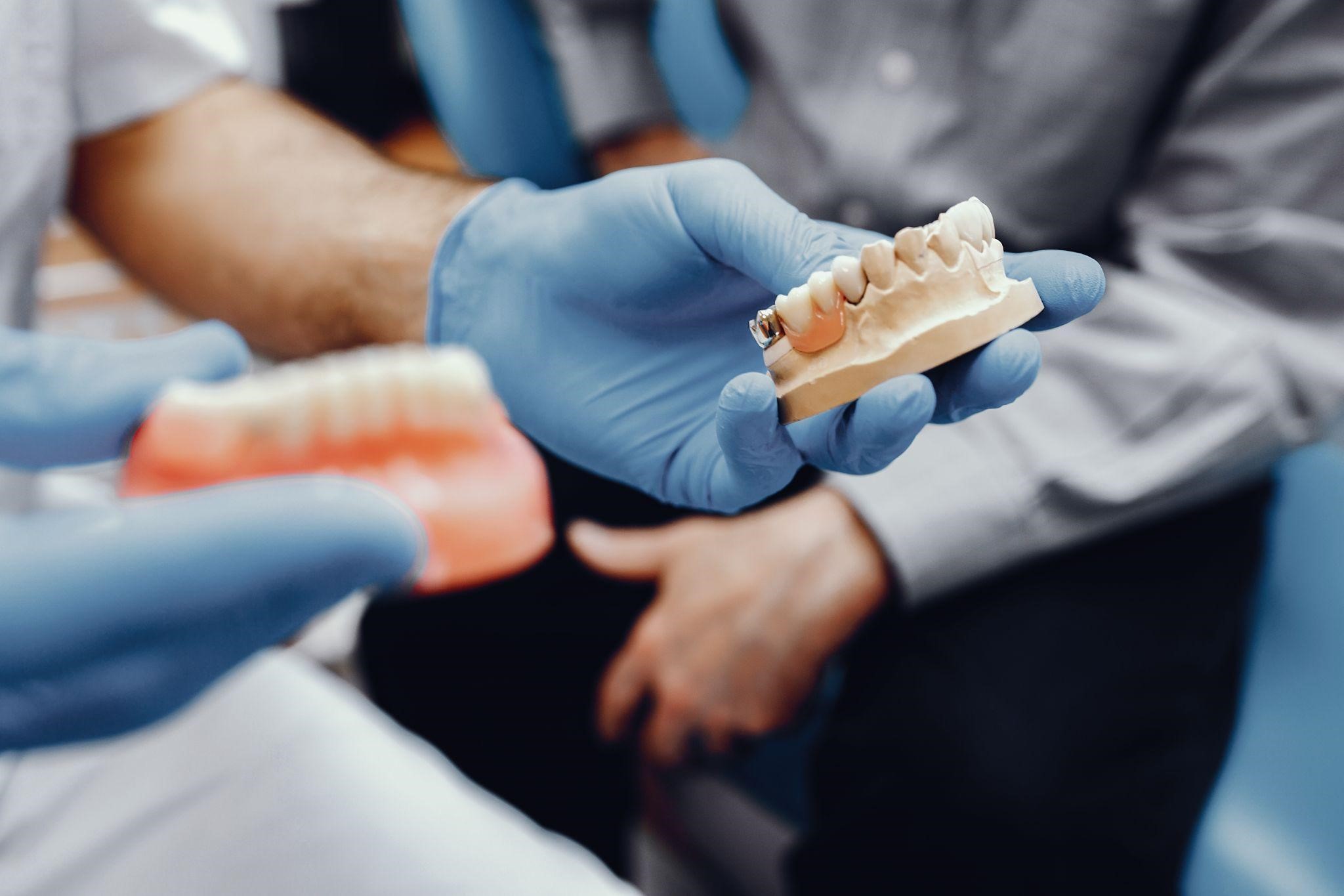 نظرة عامة عن تركيب الأسنان- تركيبات ثابتة ومتحركة