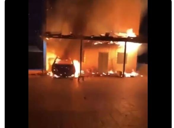مستوطنون يحرقون منزلين ومركبتين في ترمسعيا برام الله