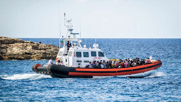 العثور على جثث ثمانية مهاجرين وإنقاذ 40 آخرين على متن زورق قبالة جزيرة لامبيدوزا الإيطالية