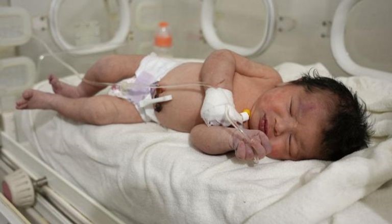 طبيب “الطفلة المعجزة” في زلزال سوريا يكشف حالتها الصحية