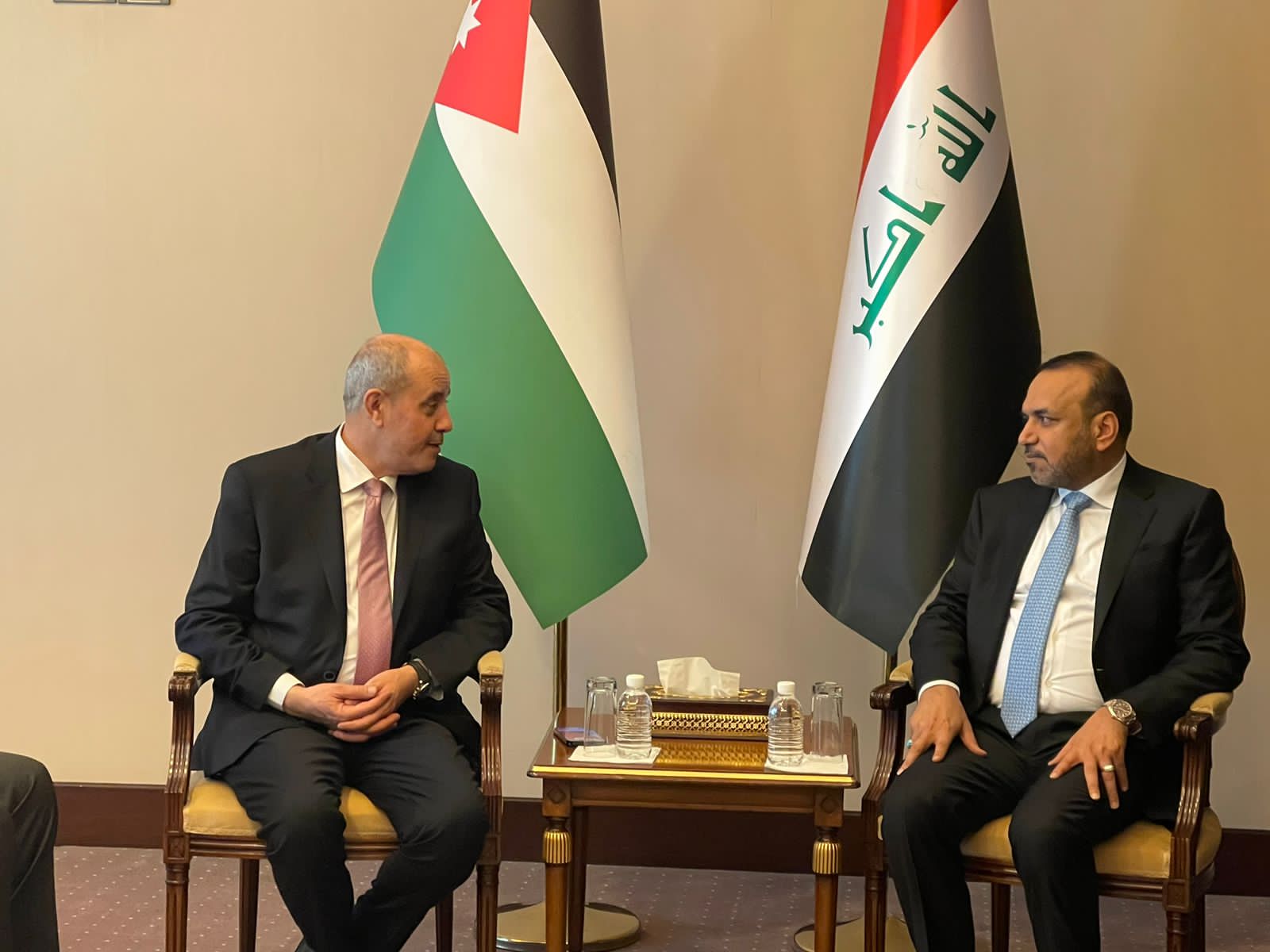 وزير الصناعة والتجارة يبحث مع مسؤولين عراقيين آليات تعزيز التعاون بين البلدين 