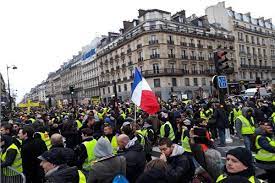 عشرات الآلاف يحتجون في باريس ضد رفع سن التقاعد للمرة الثالثة