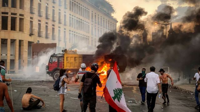 لبنانيون غاضبون يشعلون الإطارات ويتظاهرون أمام مصرف لبنان مطالبين بودائعهم