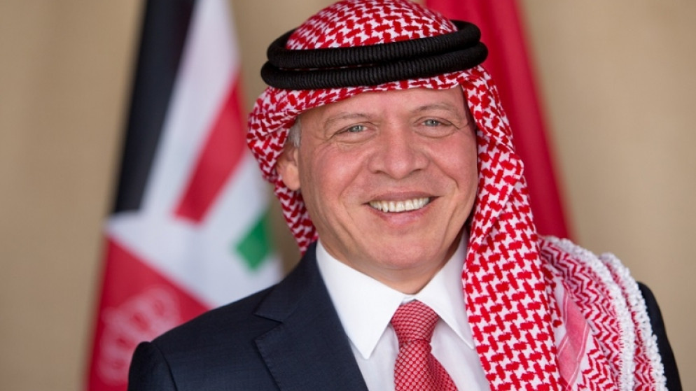 الملك يرافقه ولي العهد يصل إلى السعودية للمشاركة بالقمة العربية