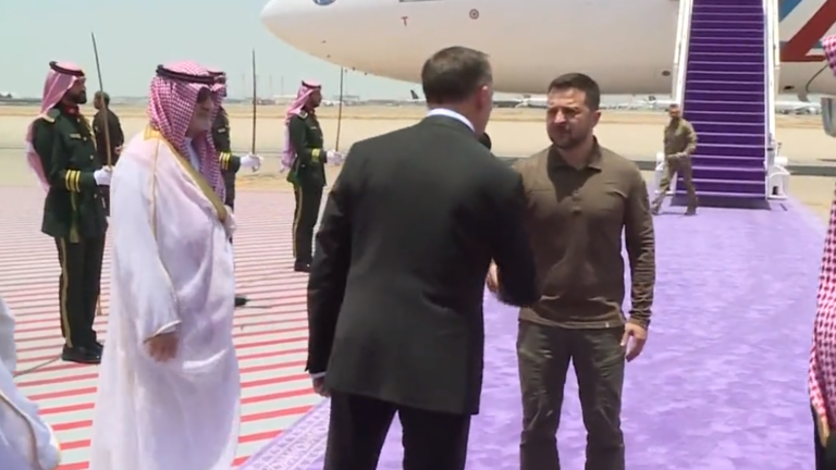 زيلنسكي يصل إلى جدة للمشاركة بالقمة العربية ويؤكد أنه سيلتقي بن سلمان