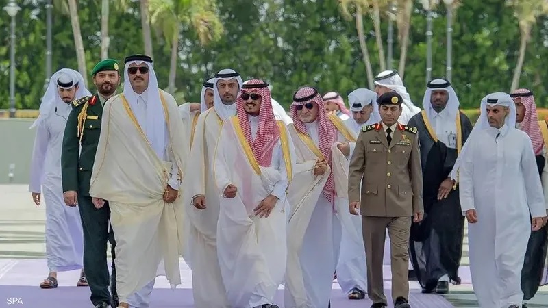 أمير قطر يغادر جدة بعد ترؤسه وفد بلاده في القمة العربية