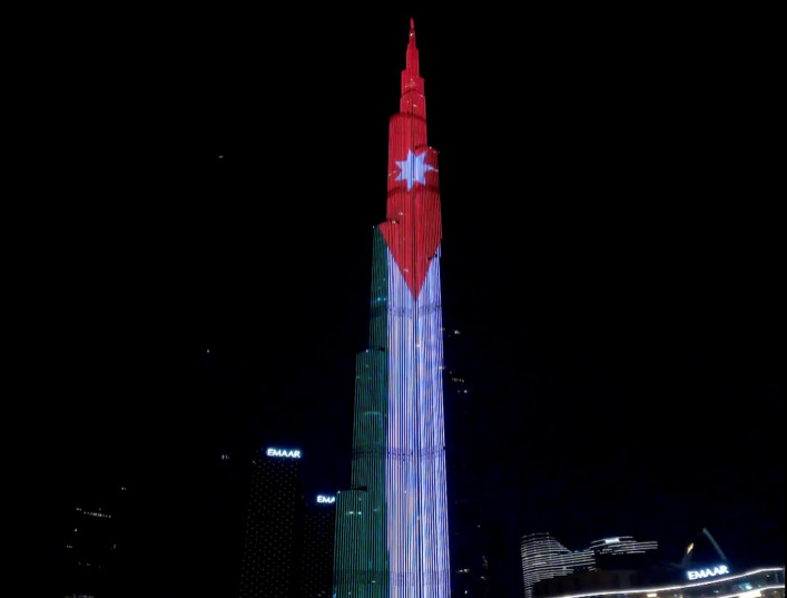 بمناسبة عيد الاستقلال الـ77.. إضاءة برج خليفة بالعلم الأردني