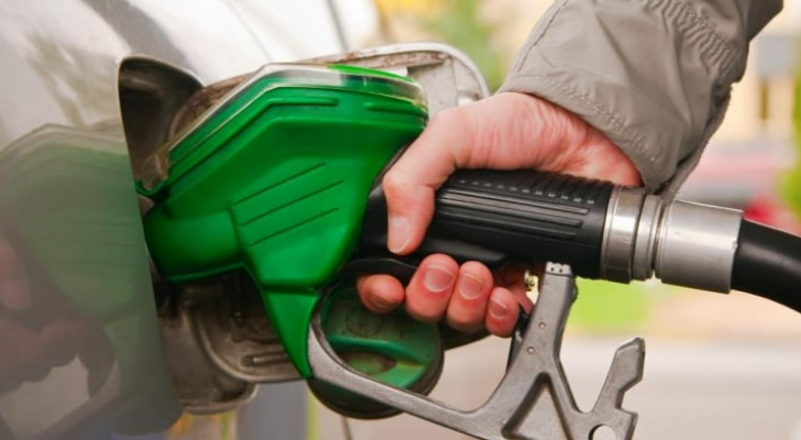 الحكومة تخفض أسعار البنزين بنوعيه