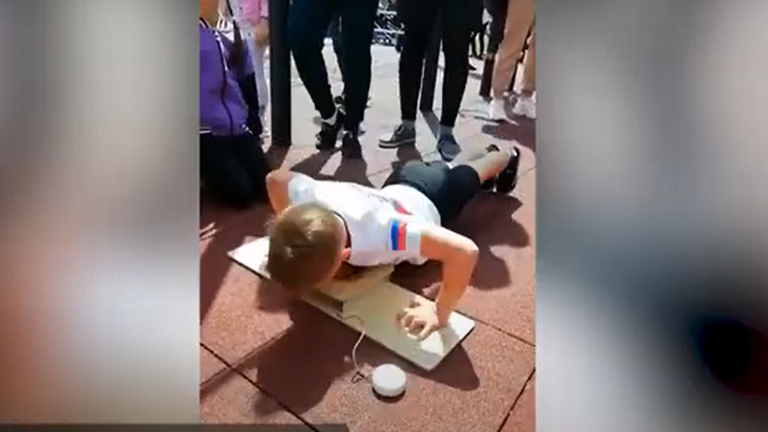 طفل روسي يحقق إنجازا مميزا في أداء تمرن الضغط  