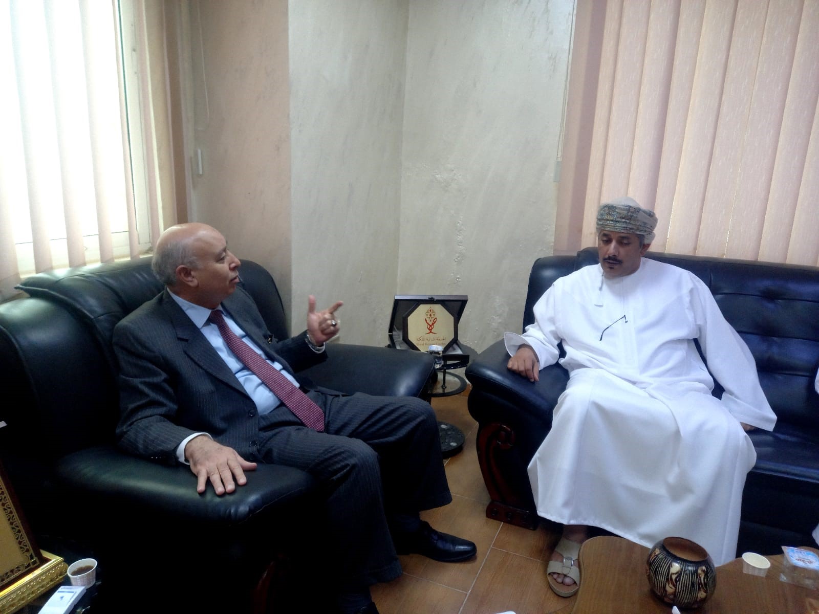 رئيس جامعة مؤتة يلتقي السفير العماني