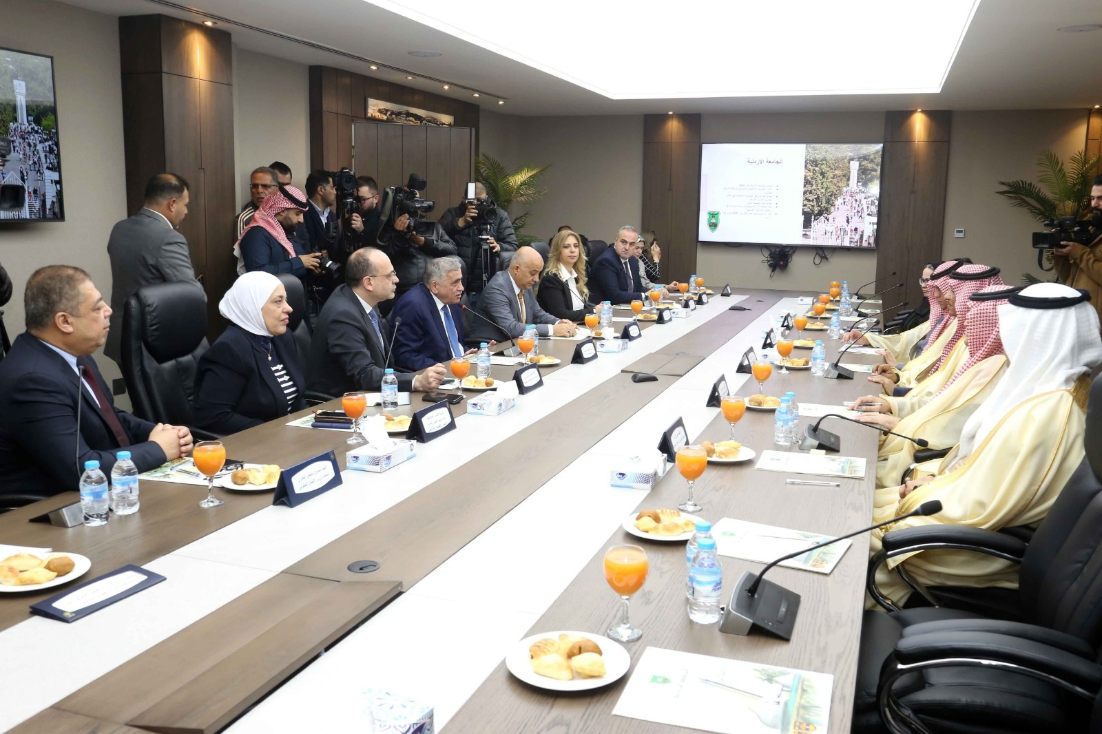 "الأردنية" و"وزارة الإعلام السعودية" تؤكدان أهمية تطوير مهارات التربية الإعلامية