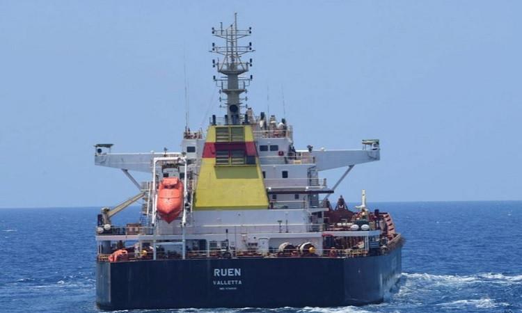 مسؤول صومالي: البحرية الهندية تحرر السفينة إم.في روين وتحتجز 35 قرصانا