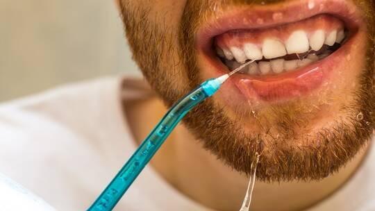 تحذير من الاستخدام اليومي لأجهزة تنظيف الأسنان المائية