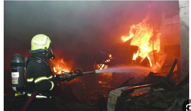 الدفاع المدني يخمد حريق مستودع ومشغل خضار في البلقاء
