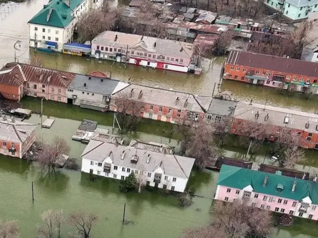 روسيا: إجلاء عشرات الآلاف من سكان مناطق الأورال بسبب الفيضانات