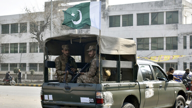 اختطفوا ركاب حافلة.. مسلحون يقتلون 10 بجنوب غربي باكستان