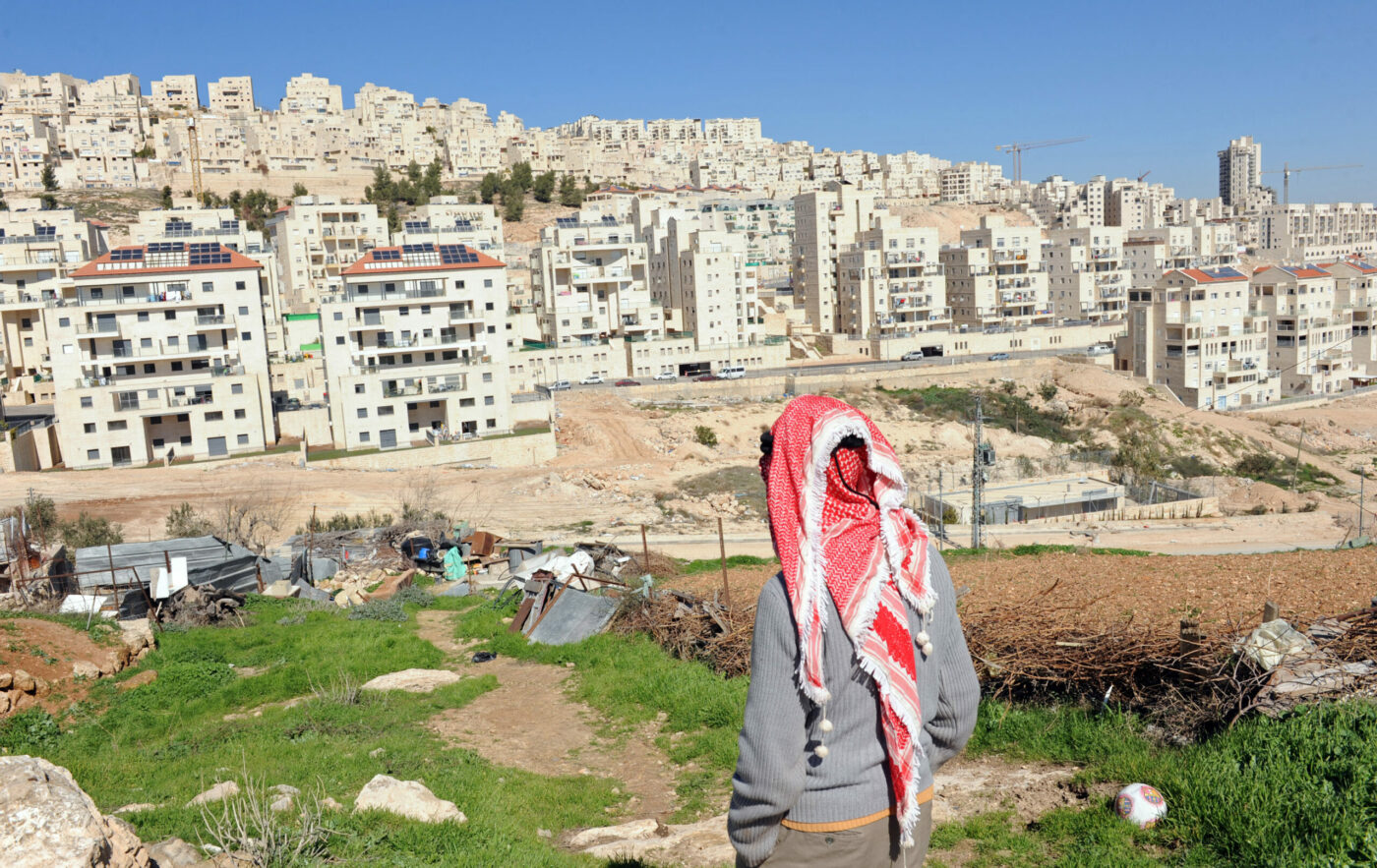 صحفي فلسطيني: مليون مستوطن صهيوني يعيشون في أراض لفلسطينيين في الضفة العربية.. فيديو