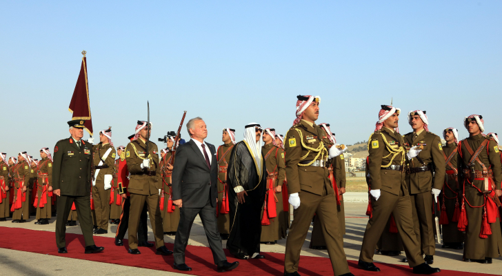 الملك يودّع أمير دولة الكويت لدى مغادرته عمان