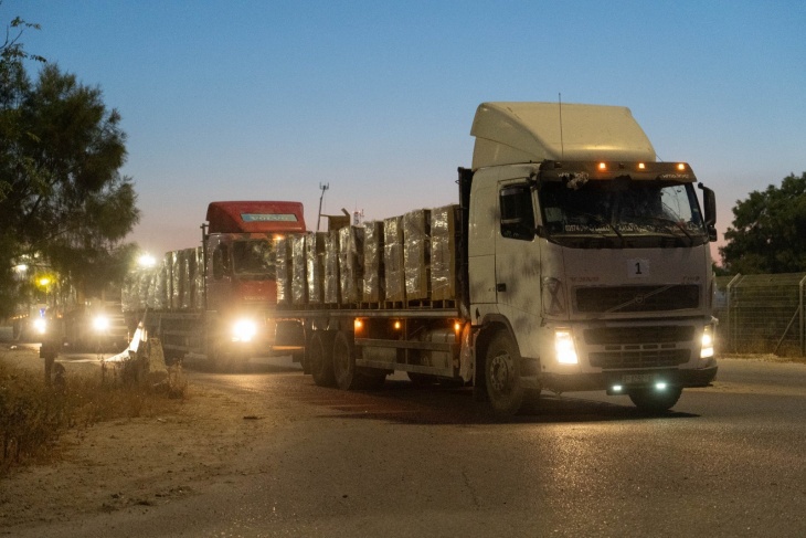 المكتب الإعلامي الحكومي: ١٠٦٣ شاحنة دخلت غزة خلال اسبوع و ٤٩ منها فقط وصلت الشمال