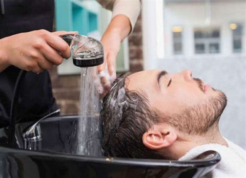 دراسة تكشف عدد مرات غسل الشعر الأمثل