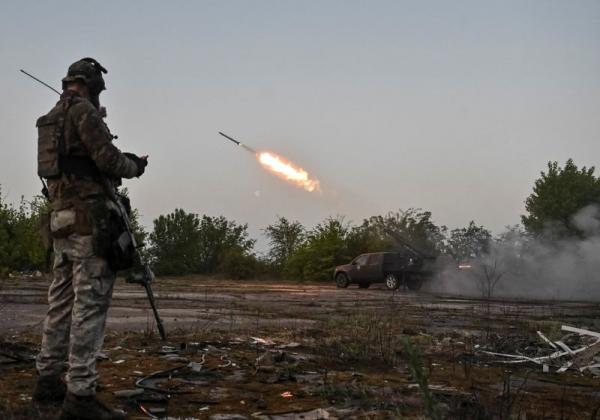 قائد الجيش الأوكراني: تراجع القوات الأوكرانية مع اشتداد القتال في الشرق
