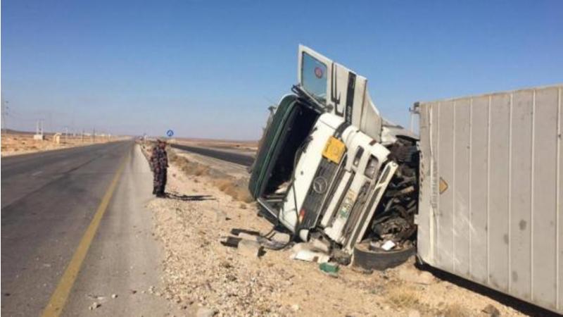 اصابة بتدهور شاحنة عصير على الطريق الصحراوي