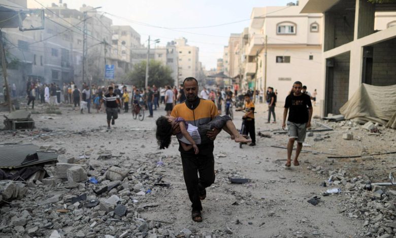 استشهاد فلسطينية وطفليها بقصف صهيوني شرق حي الزيتون بغزة