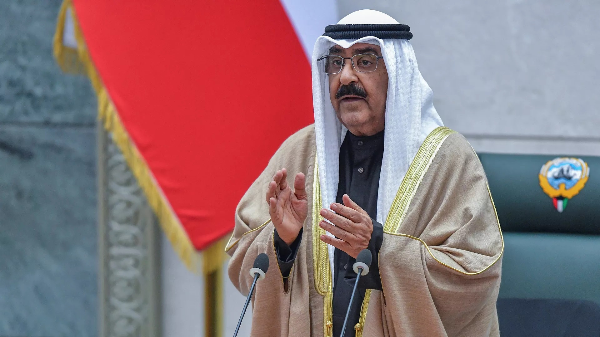 أمير الكويت يحل مجلس الأمة ويعلن وقف بعض مواد الدستور لمدة لا تزيد عن 4 سنوات