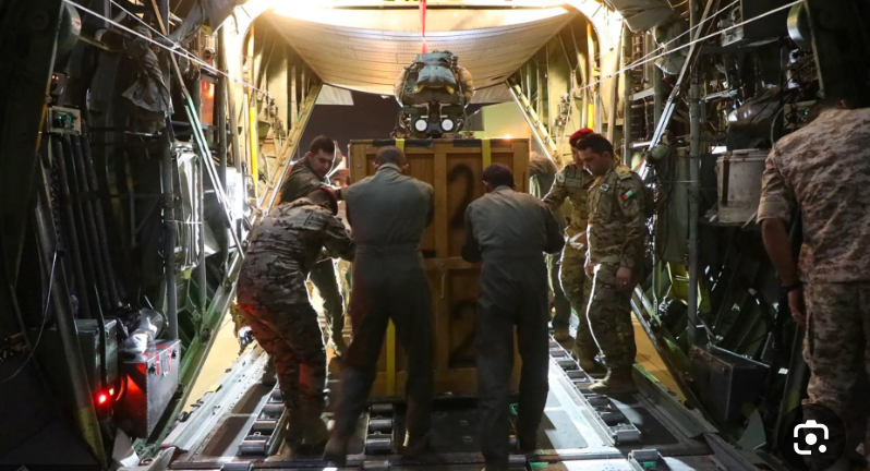 قائد القوات البريطانية يشيد بالإنزالات الجوية الأردنية