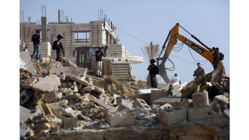 قوات الاحتلال تهدم منزلين في بيت أمر