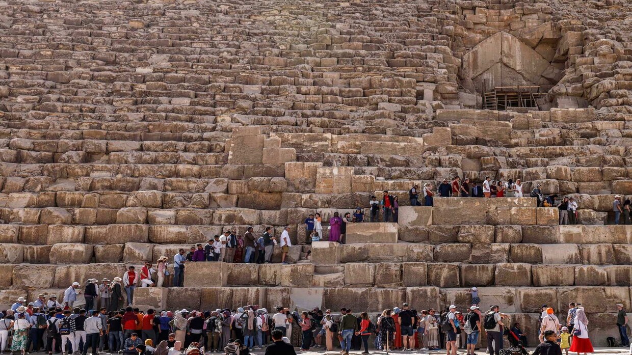 مستر بيست يستأجر الأهرامات المصرية لمطاردة الأشباح وصيدها