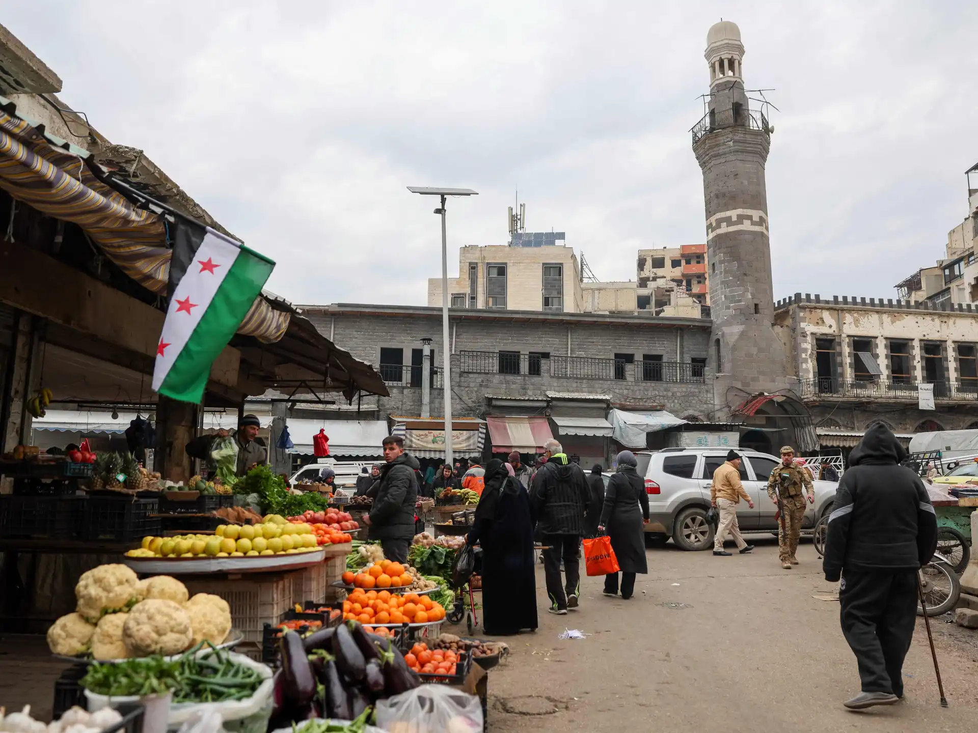 إدارة بايدن تخفف القيود على المساعدات الإنسانية لسوريا دون رفع العقوبات