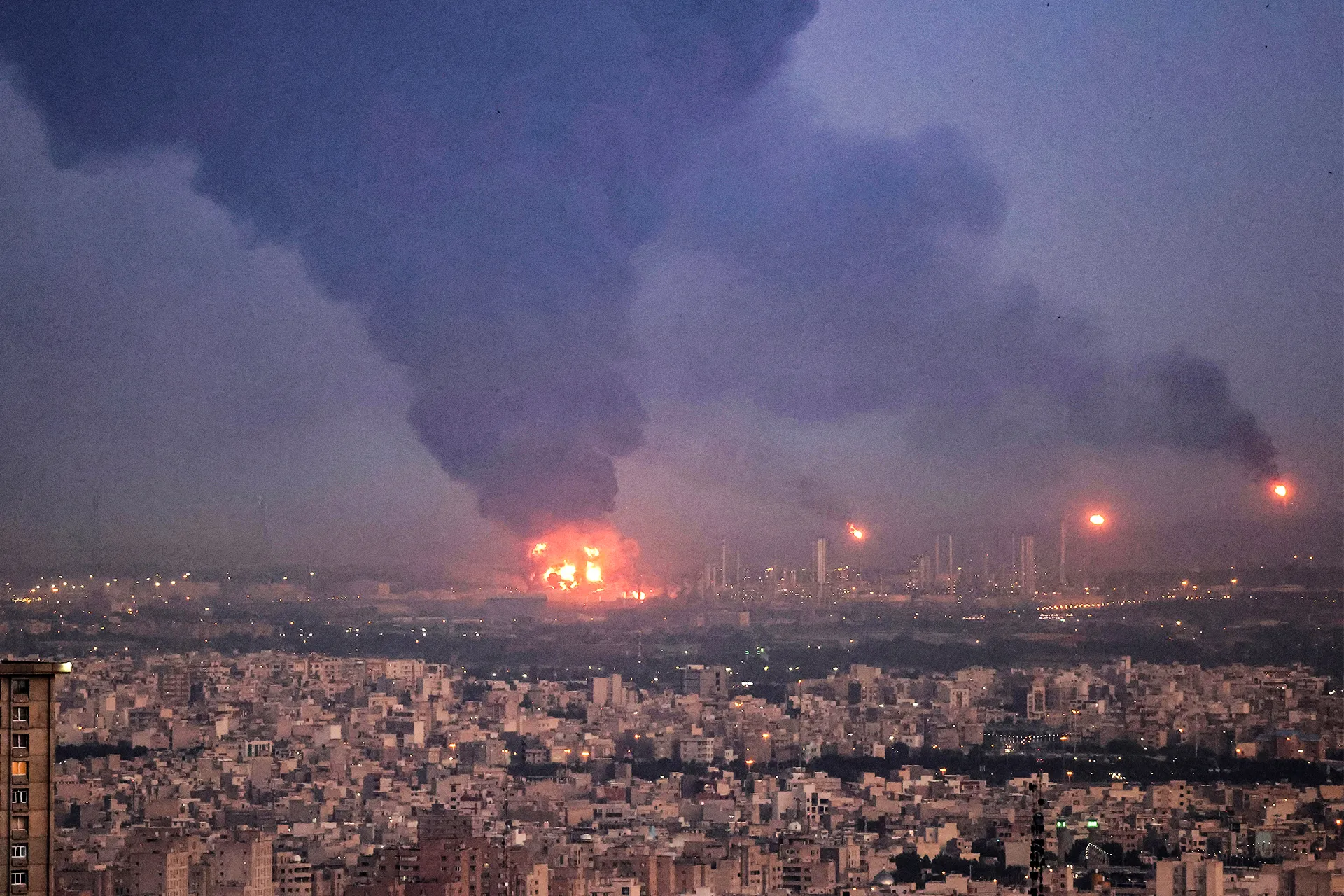 حريق يندلع في خزان للغاز المسال جنوب طهران