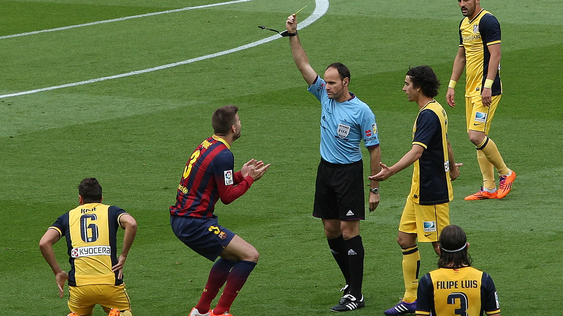 الحكم لاهوز يعترف بخطأ حرم برشلونة من لقب الدوري الإسباني 2014
