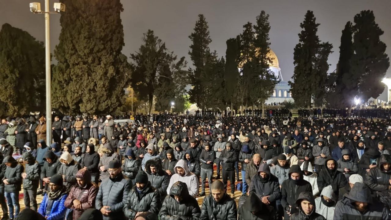 عشرات الآلاف يؤدون صلاتي العشاء والتراويح في المسجد الأقصى