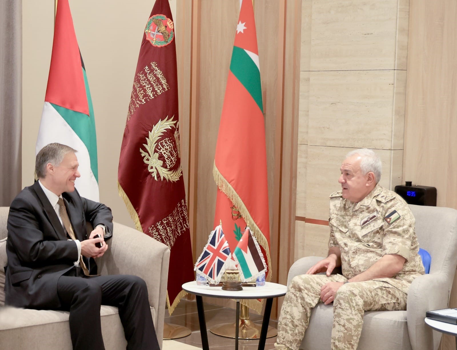 رئيس الأركان يلتقي السفير البريطاني