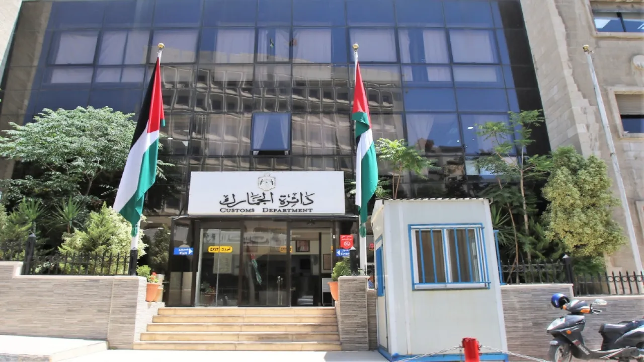 الجمارك تضبط ١٣١٦٢ كروز دخان في 3 قضايا منفصلة