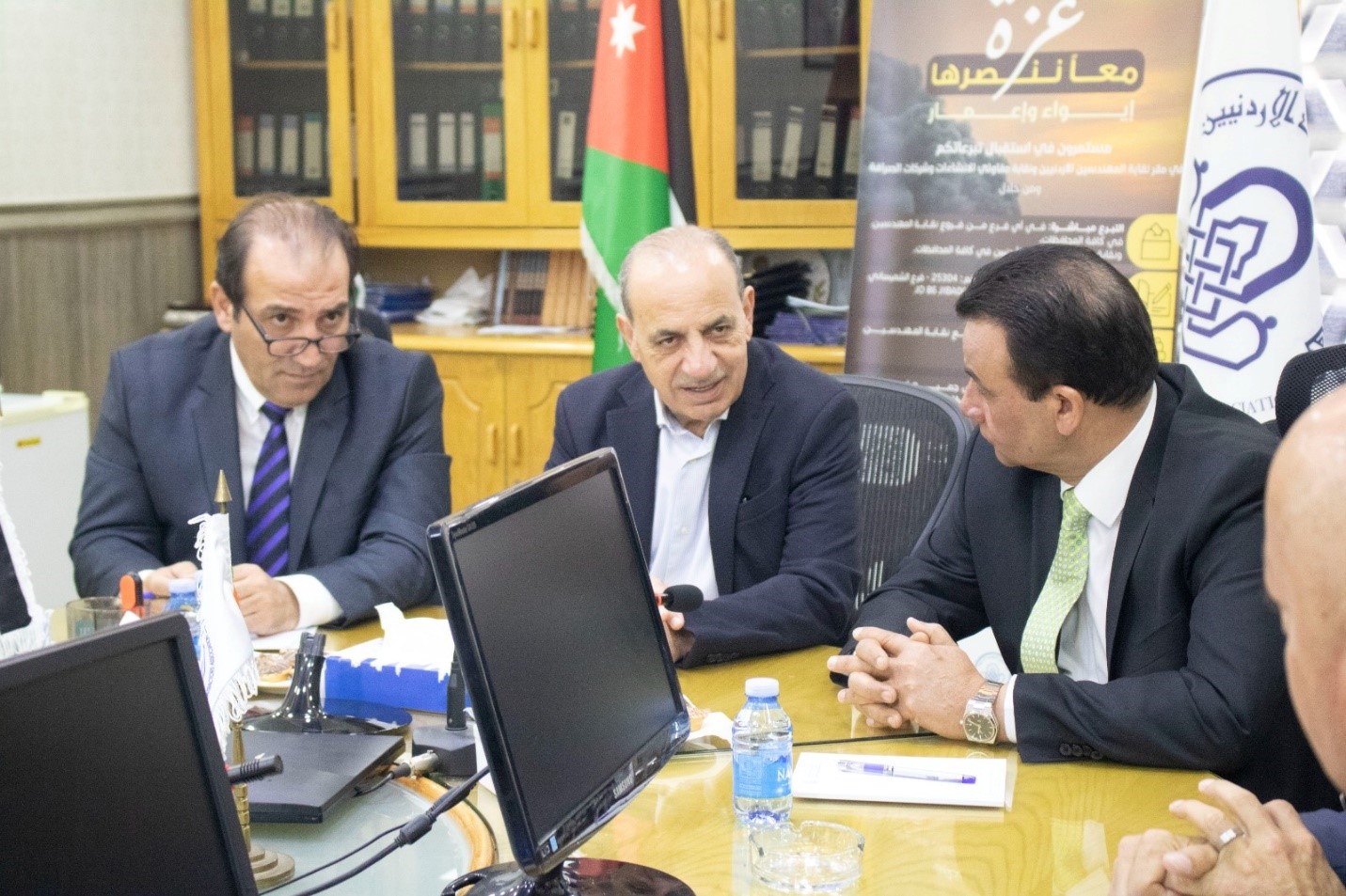 وزير الإدارة المحلية يبحث مع نقابة المقاولين أزمة المستحقات وتوريد "السفلت"