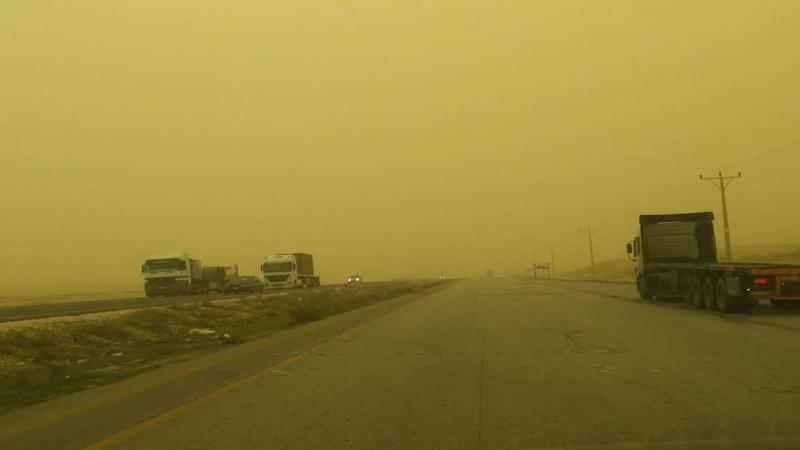 تحذيرات من خطر الانزلاق على الطريق الصحراوي