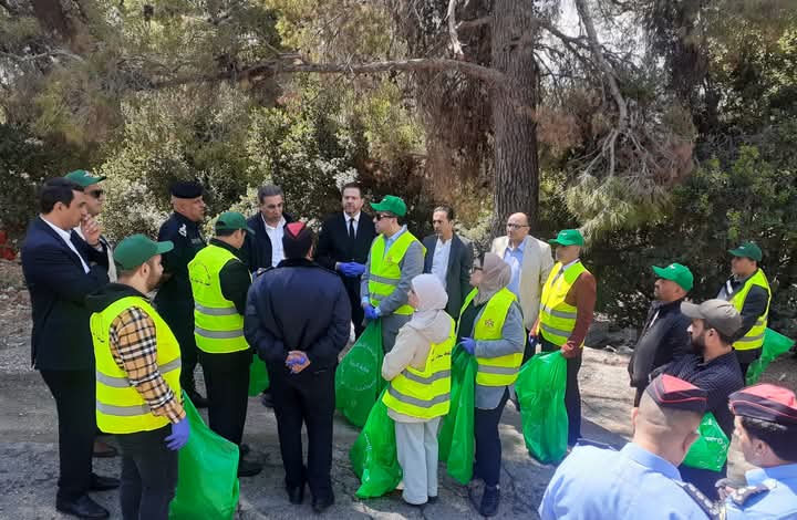 محافظ جرش يشارك في حملة نظافة بيئية في جرش منطقة السبطة