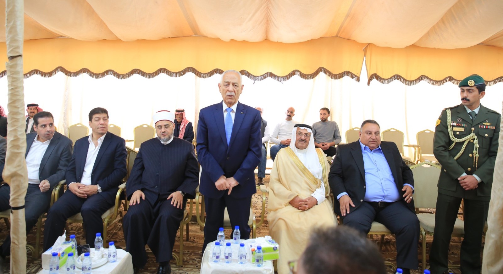 مندوبا عن الملك وولي العهد.. العيسوي يعزي عشيرتي الموالي والعوايشة