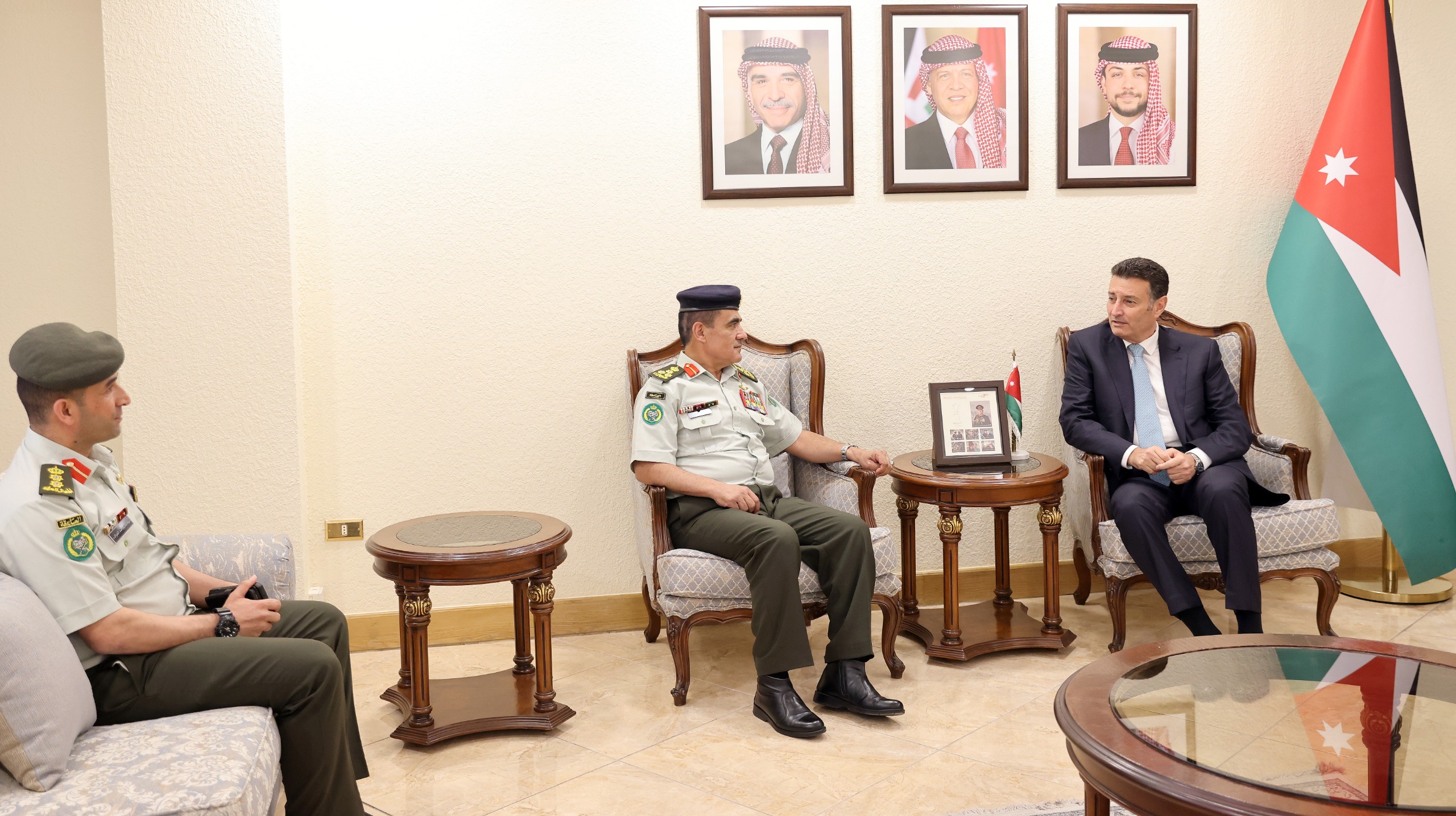 الصفدي يرحب بوفد كلية الدفاع الوطني: العيون تزهو برؤية العسكر على شرفات مجلس النواب