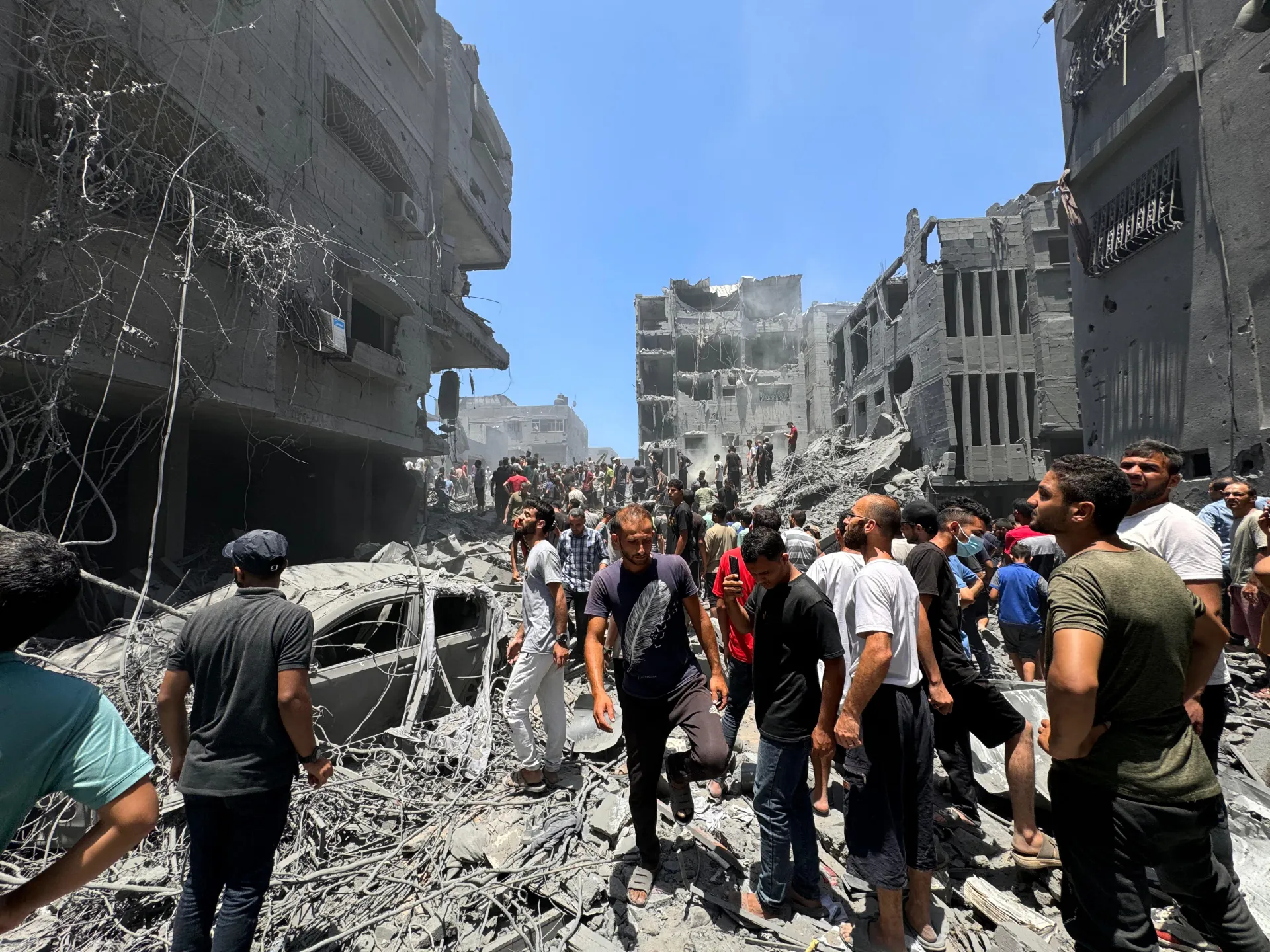 الاحتلال يرتكب مجزرة بقصفه مطعما في مدينة غزة