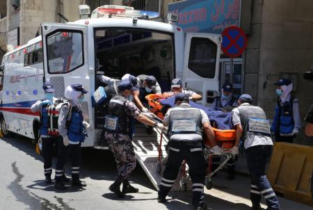 11 إصابة واحتراق مركبة بحوادث على طرق المملكة