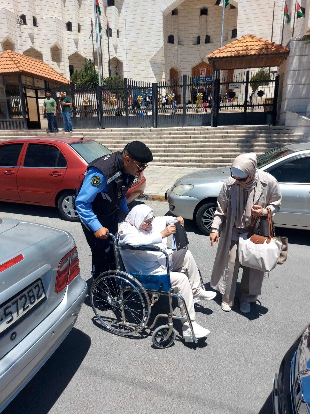 في كل مكان هناك قصة وانسان .. وقصتنا امام قصر العدل وبطل القصة رجل سير انسان