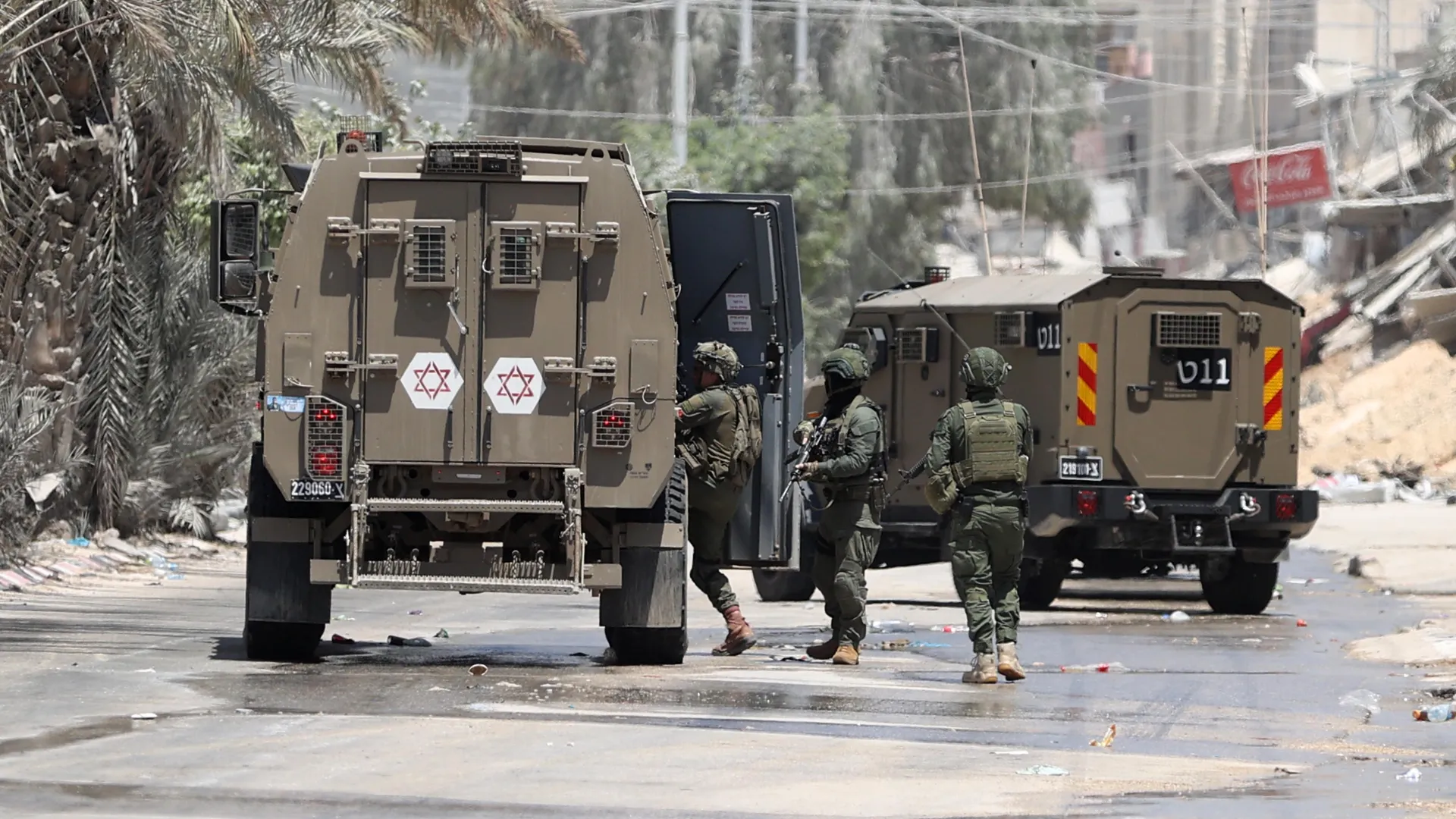 قوات الاحتلال تعتقل 5 فلسطينيين وتقتحم منازل في الخليل